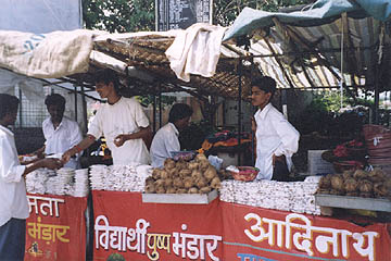 vendors outside mahakaleshwar temple
