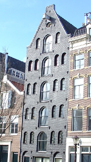 Larger format photo of black-painted house on Groenburgwal