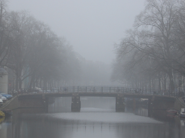 Zoomed photo of bridge over Singel in fog