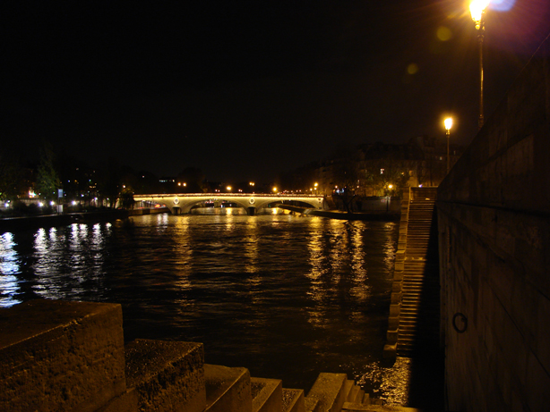 Looking up river from &Icirc;le del la Cit&eacute;