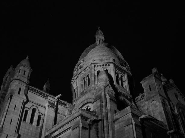 Sacr&eacute; C&oelig;ur from corner in black and white